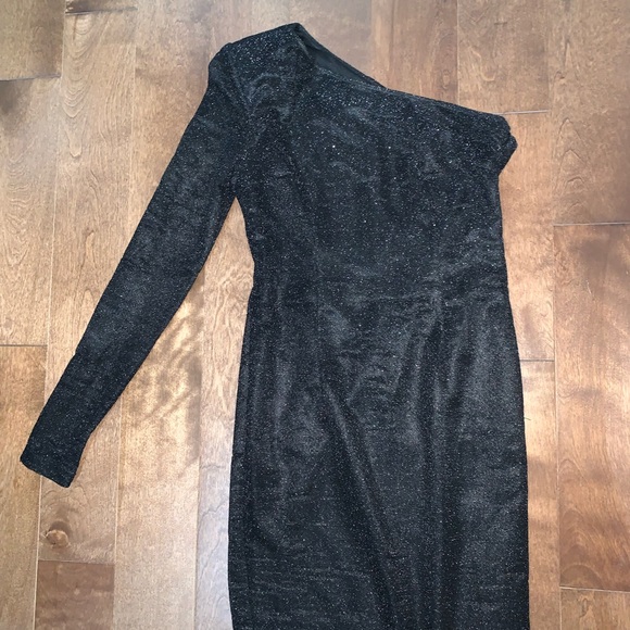 One-arm fitted dress - Picture 2 of 3